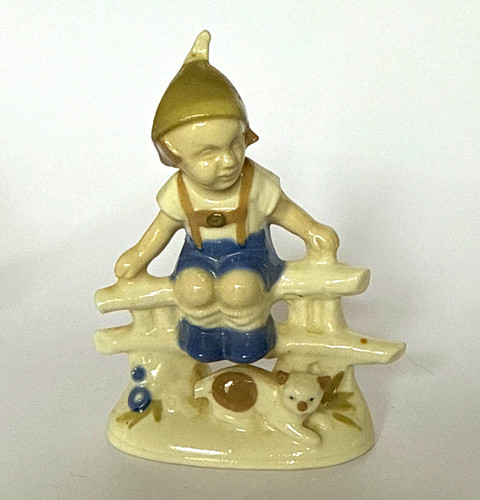 Porzellan figur junge auf bank - auf,